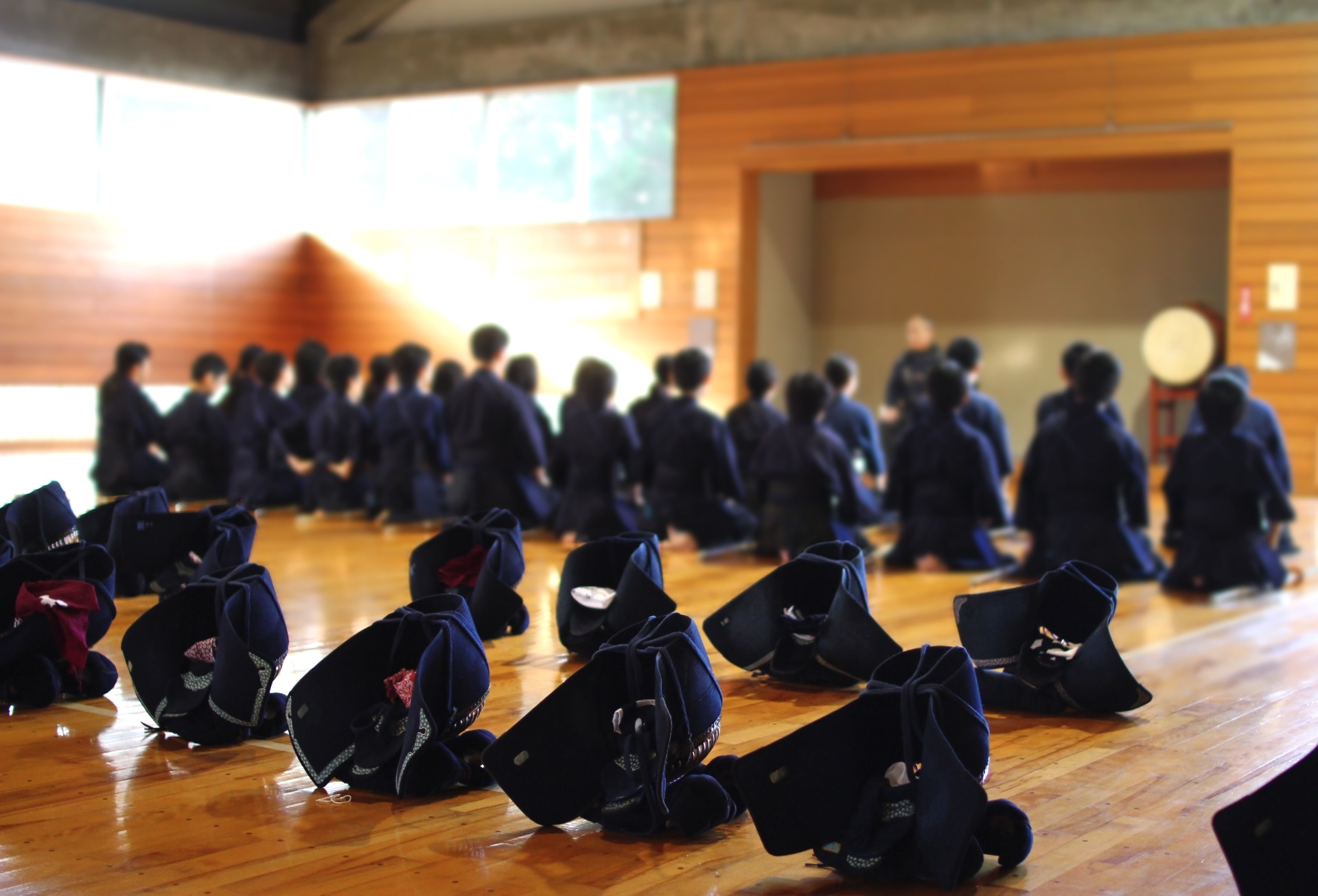 道場で竹刀を交える剣士たち